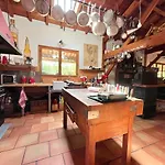 Maison Atypique Au Coeur De Notre Pinede لا تاسْتْ دو بوك
