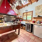 Maison Atypique Au Coeur De Notre Pinede بيت للعطل