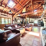 Casa vacanze Maison Atypique Au Coeur De Notre Pinede *