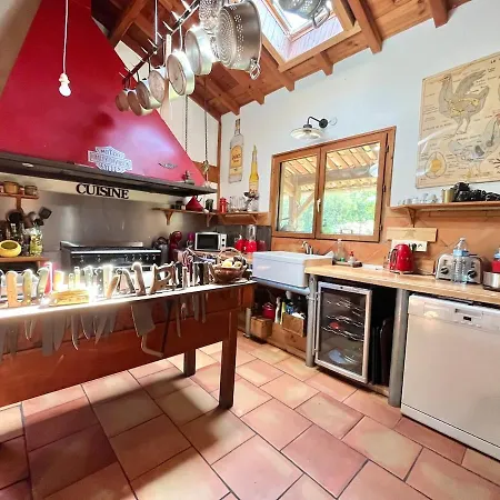 Maison Atypique Au Coeur De Notre Pinede Hébergement de vacances